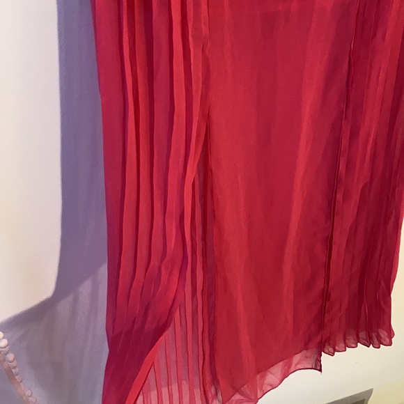 Sheer skirt with 2 leg slits - Picture 2 of 3